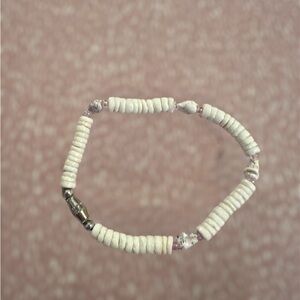 🐚Women’s small wrist size, white & pink seashell bracelet w/metal clasp.
